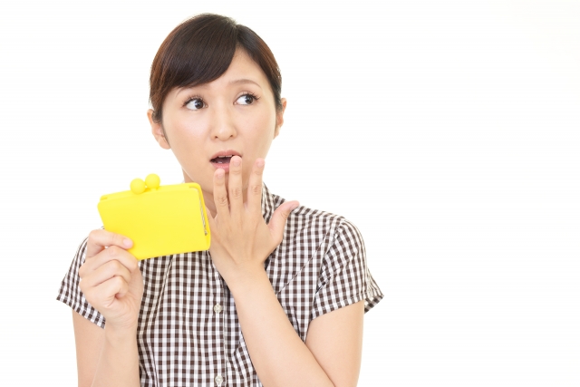 お財布を持つ女性 画像